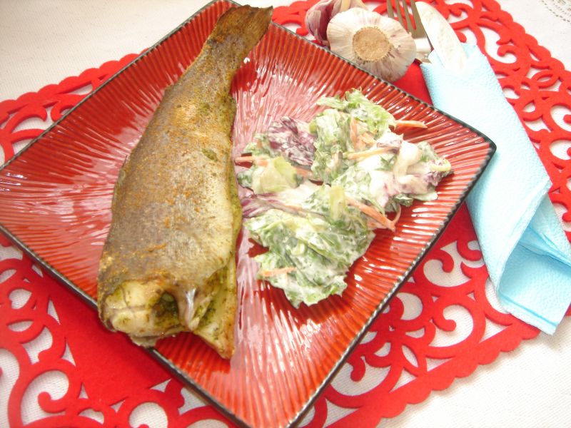 Pstrąg pieczony z czosnkiem i ziołami