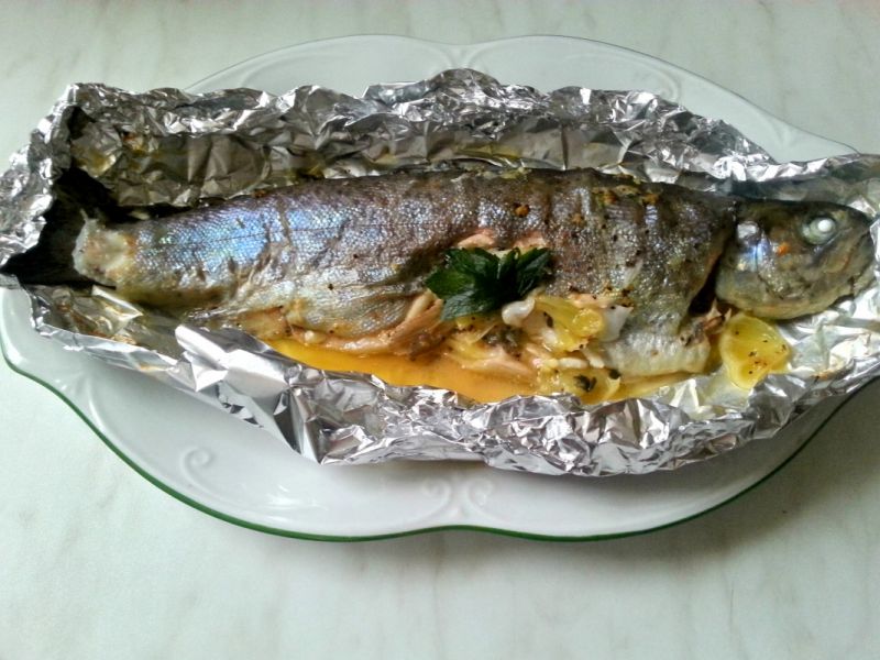Pstrąg pieczony z masłem czosnkowym 