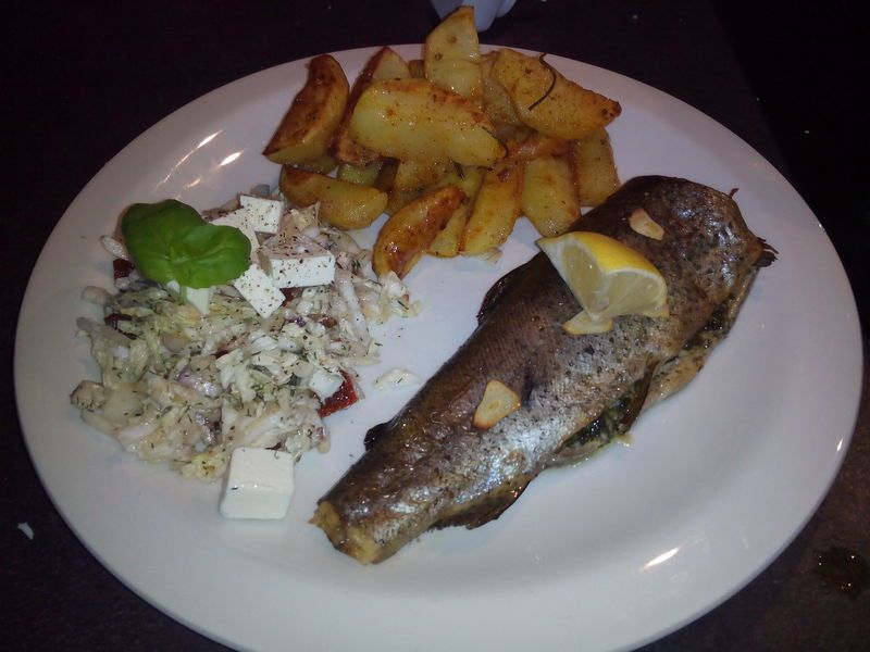 Pstrąg pieczony z masłem czosnkowym