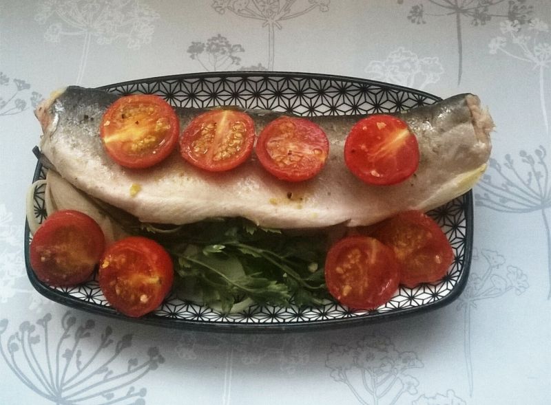 Pstrąg pieczony z pomidorkami koktajlowymi  Pstrąg pieczony z pomidorkami koktajlowymi