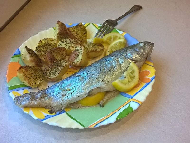 Pstrąg tęczowy z piekarnika z ziemniaczkami Pstrąg tęczowy z piekarnika z ziemniaczkami