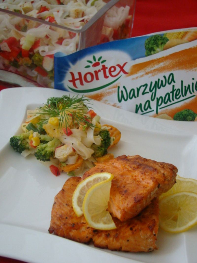 Pstrąg tęczowy z warzywami i paluszkami krabowymi