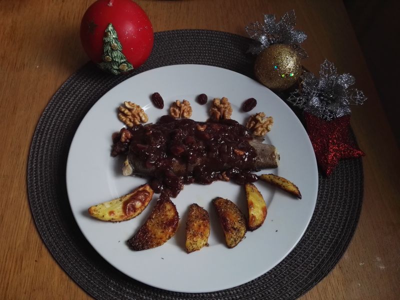 Pstrąg w sosie piernikowym z bakaliami