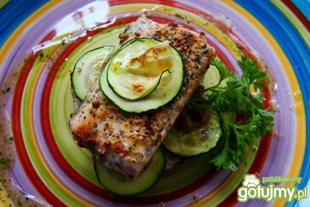 Pstrąg w ziołach z grillowaną cukinią  Pstrąg w ziołach z grillowaną cukinią