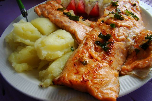 Pstrąg z cebulą i lubczykiem