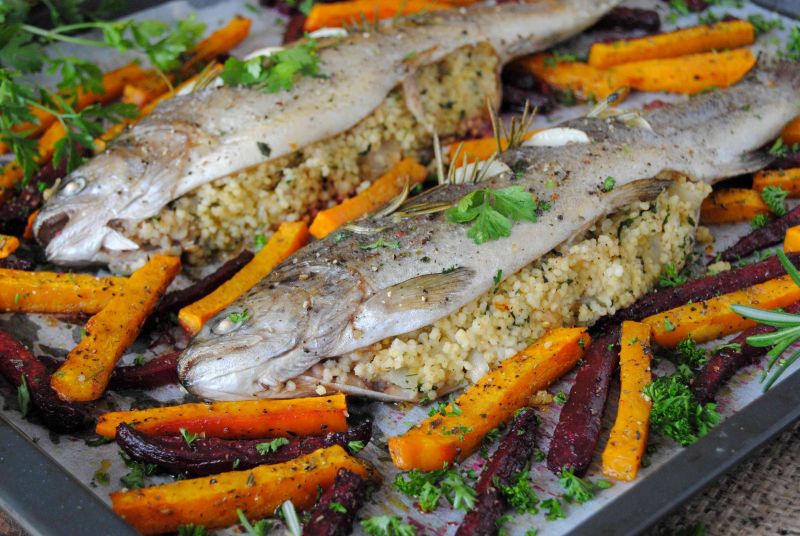 Pstrąg z dyniowymi i buraczkowymi frytkami  Pstrąg z dyniowymi i buraczkowymi frytkami