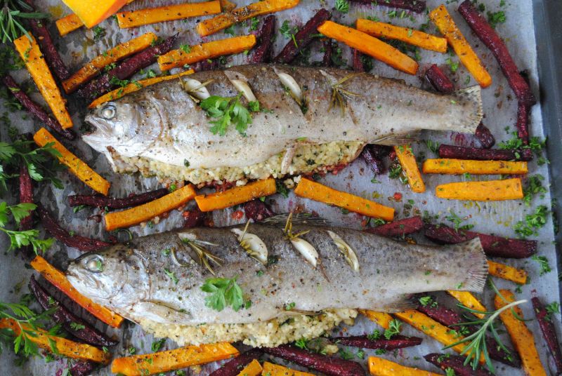 Pstrąg z dyniowymi i buraczkowymi frytkami  Pstrąg z dyniowymi i buraczkowymi frytkami