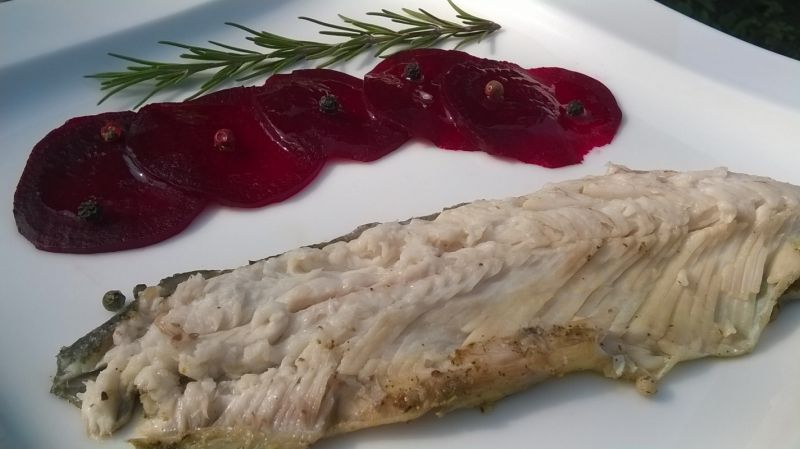 Pstrąg z folii z carpaccio z buraków 