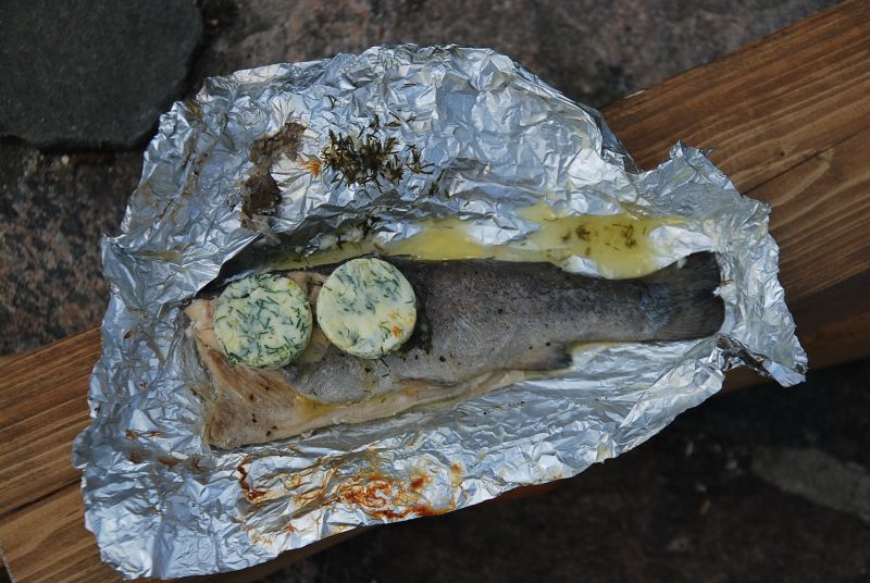 Pstrąg z grilla z masłem koperkowym