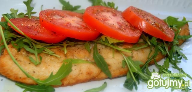 Pstrąg z maślanym sosem i rukolą