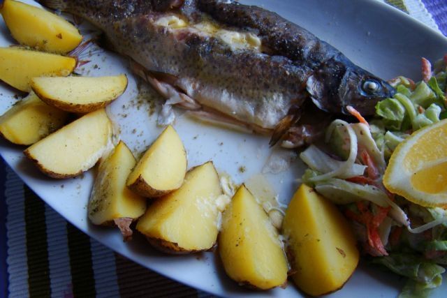 Pstrąg z masłem cytrynowym 