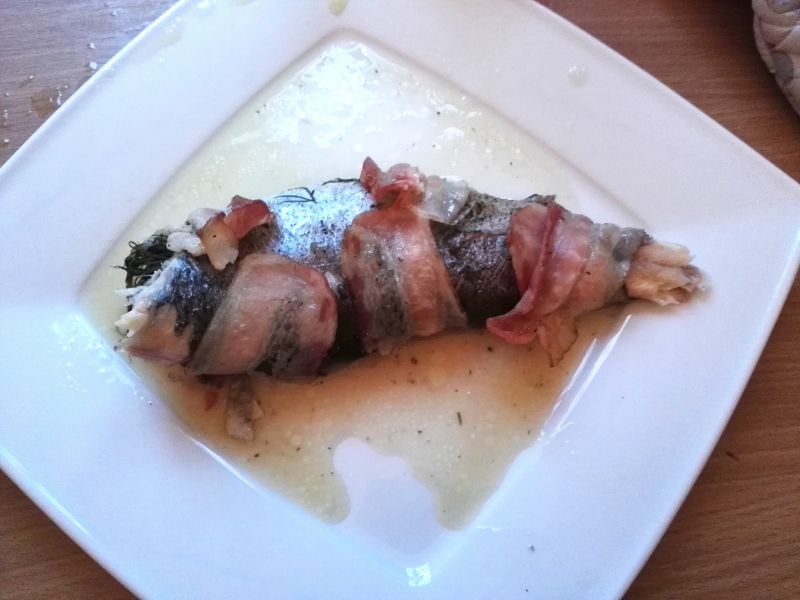 Pstrąg z masłem czosnkowym w boczku