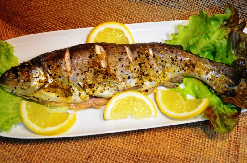 Pstrąg z masłem i koperkiem