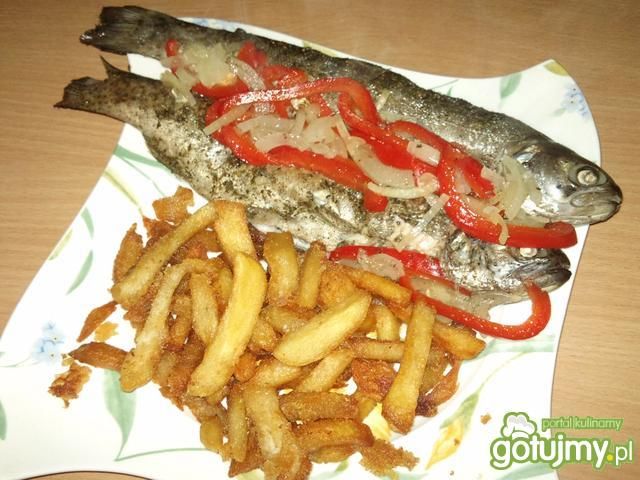 Pstrąg z papryką i cebulką