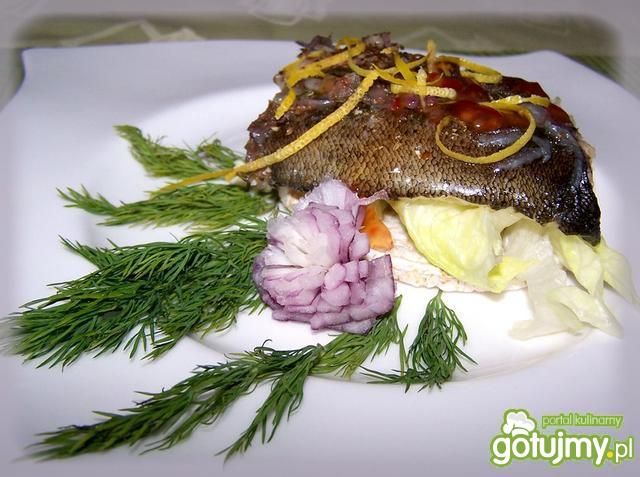 Pstrąg z pary na waflu  ryżowym Pstrąg z pary na waflu  ryżowym