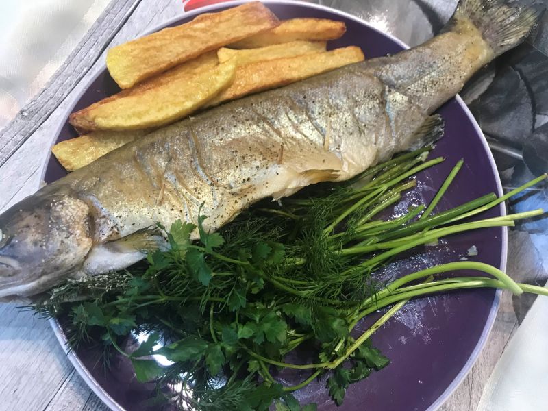 Pstrąg z pieca z masłem, pietruszką i koprem Pstrąg z pieca z masłem, pietruszką i koprem