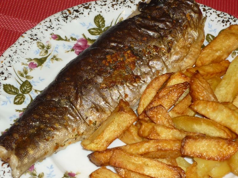 Pstrąg z piekarnika z kurkami