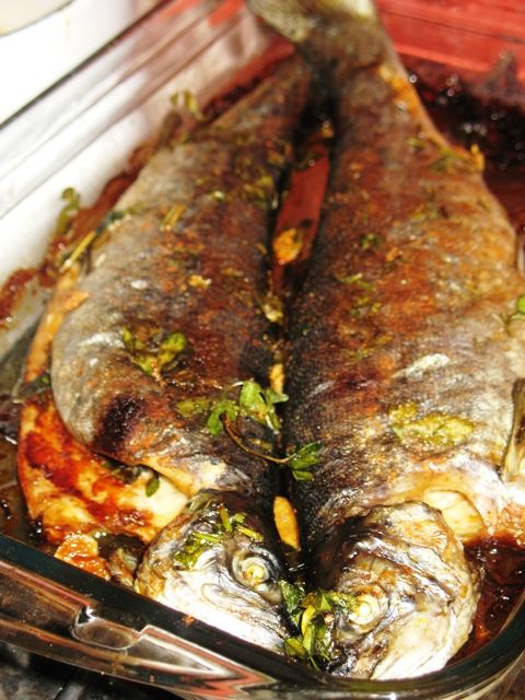 Pstrąg z piekarnika z pietruszką i czosnkiem