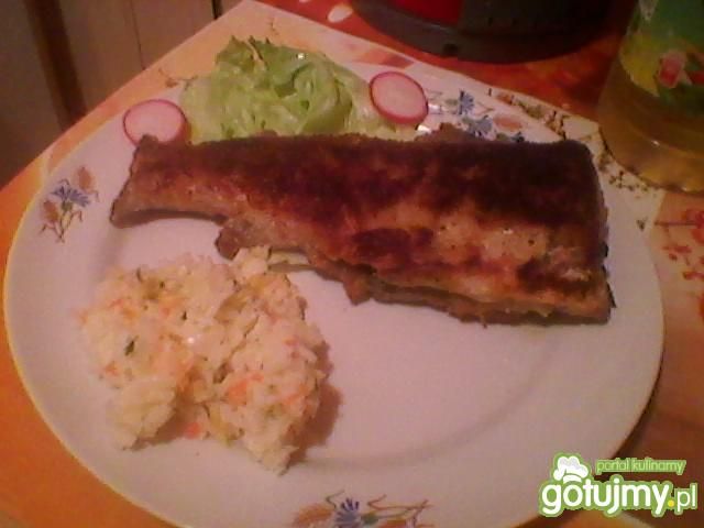 Pstrąg z pietruszką i sałatką z kapusty 