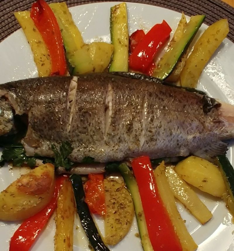 Pstrąg z pikantnym masełkiem pieczony z warzywami Pstrąg z pikantnym masełkiem pieczony z warzywami