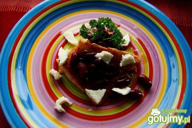 Pstrąg z rusztu z czerwoną fasola 