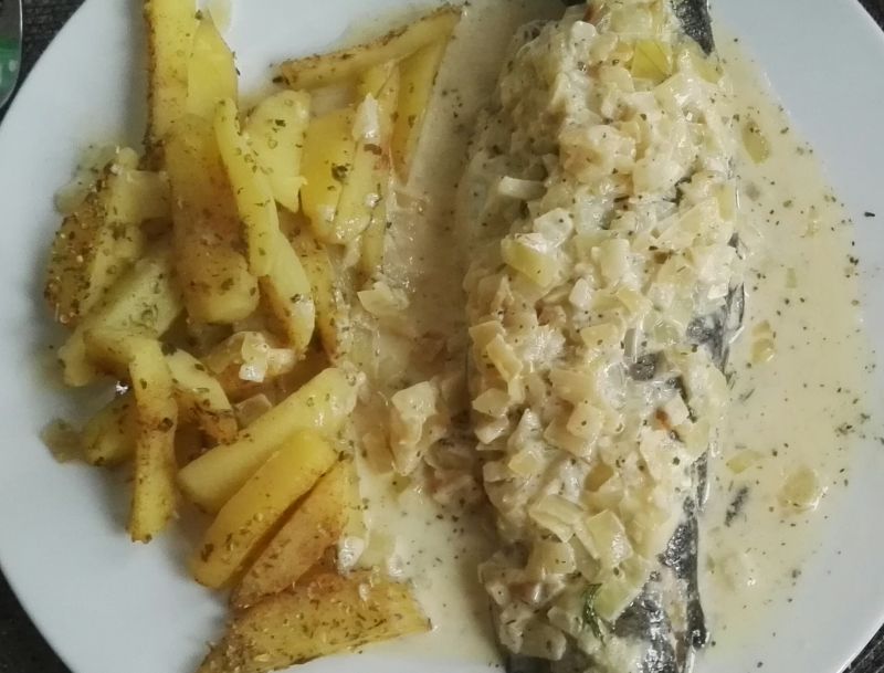 Pstrąg z sosem cebulowym Pstrąg z sosem cebulowym