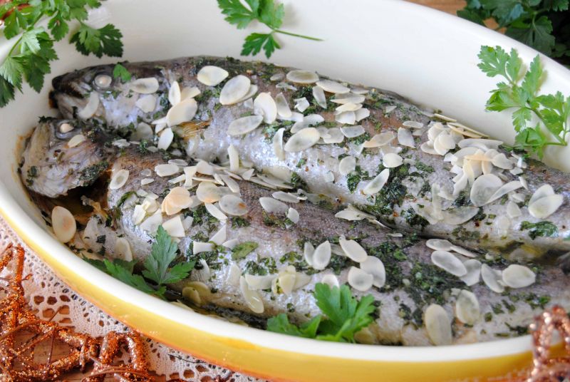 Pstrągi w płatkach migdałowych