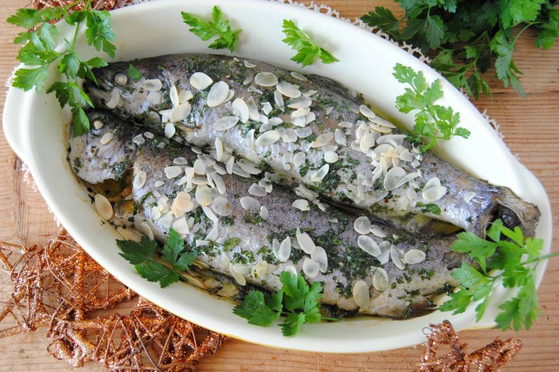 Pstrągi w płatkach migdałowych