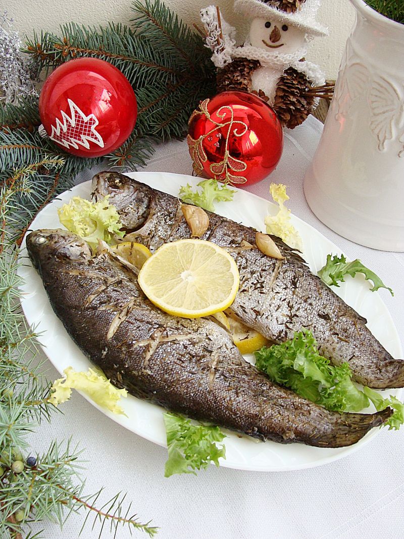 Pstrągi w tymianku i solnej skorupce