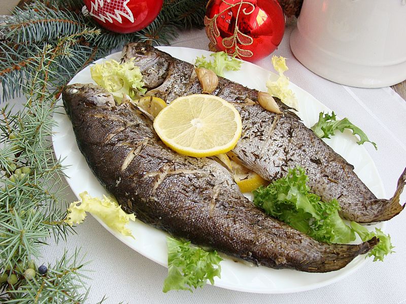 Pstrągi w tymianku i solnej skorupce