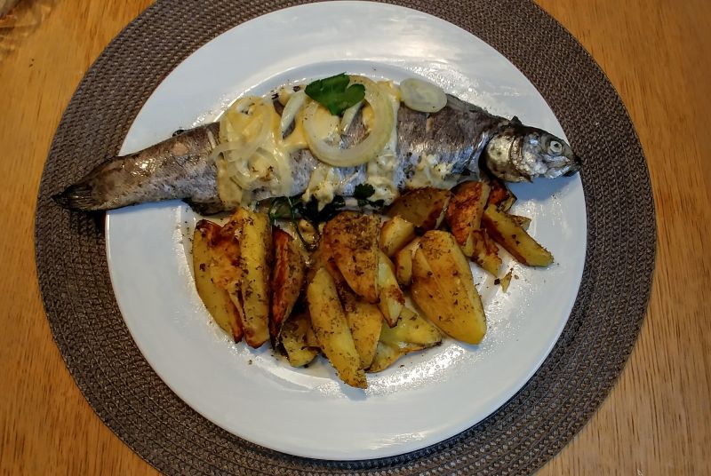 Pstrągi z czosnkiem, cebulką i serem