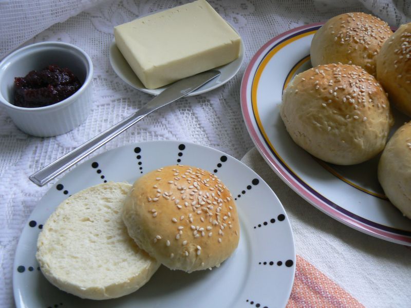 Pszenne bułeczki posypane sezamem Pszenne bułeczki posypane sezamem