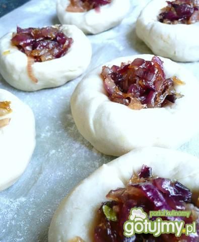 Pszenne bułeczki ze słodka cebulką Pszenne bułeczki ze słodka cebulką