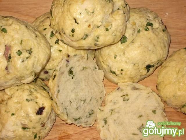 Pszenne bułki z czerwoną cebulą i natką