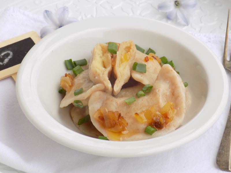 Pszenno-orkiszowe pierogi z ziemniakami i cebulką Pszenno-orkiszowe pierogi z ziemniakami i cebulką