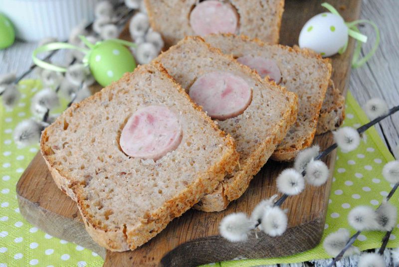 Pszenno- żytni chleb na zakwasie z białą kiełbasą