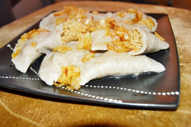 Pszenno-żytnie pierogi z mięsem i serkiem kremowym Pszenno-żytnie pierogi z mięsem i serkiem kremowym