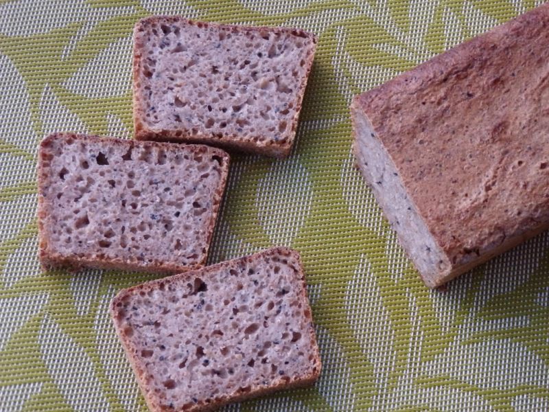 Pszenny chleb na zakwasie z czarnuszką