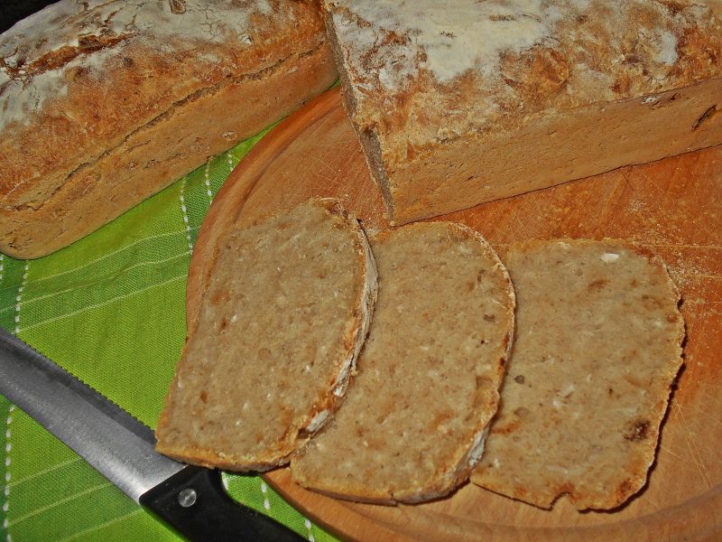 Pszenny chleb na zakwasie z kalarepką i cebulą Pszenny chleb na zakwasie z kalarepką i cebulą