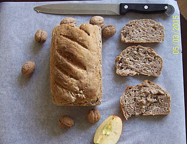 Pszenny chleb razowy z miodem orzechami i jabłkiem