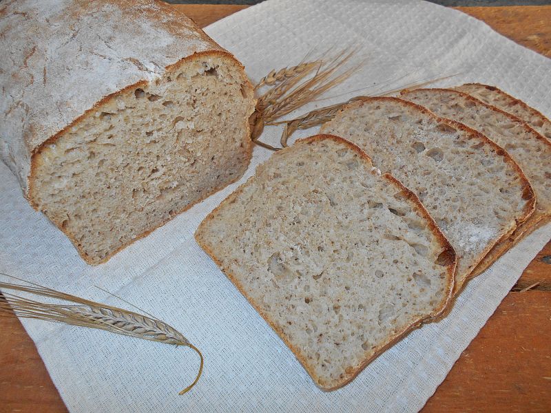 Pszenny chleb z ostropestem na żytnim zakwasie