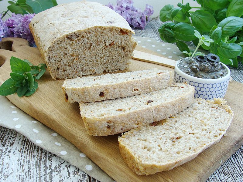 Pszenny chleb z suszonymi pomidorami