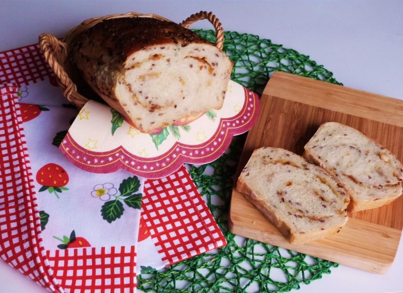 Pszenny chlebek z ziarnami i cebulką Pszenny chlebek z ziarnami i cebulką