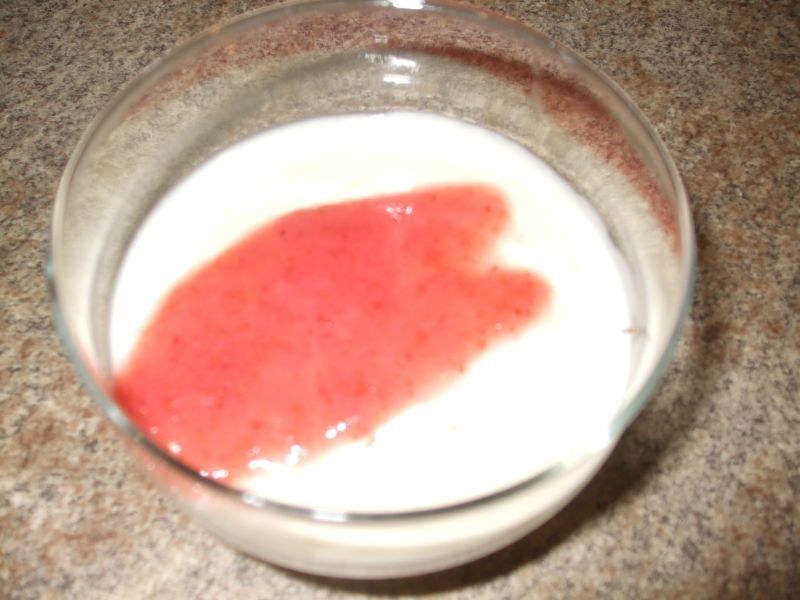 Ptasie mleczko z musem truskawkowym