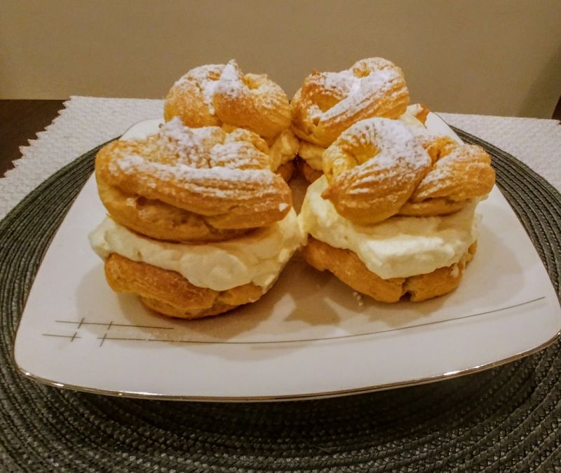 Ptysie z bitą śmietaną Ptysie z bitą śmietaną