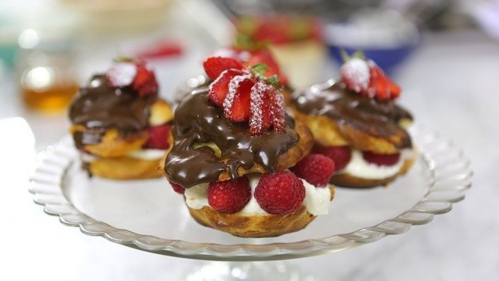 Ptysie z czekoladą, malinami i truskawkami