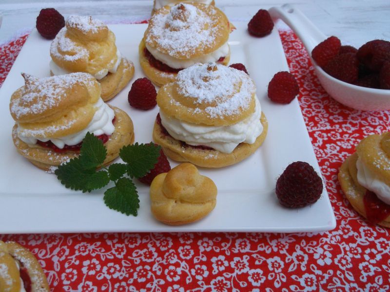 Ptysie z frużeliną malinową i bitą śmietaną Ptysie z frużeliną malinową i bitą śmietaną