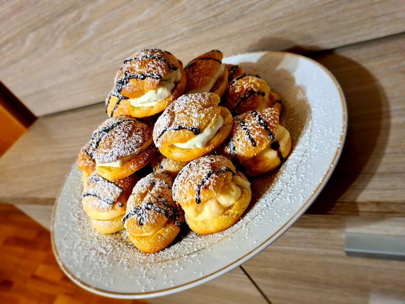 Ptysie z kremem brzoskiwniowym i śmietankowym