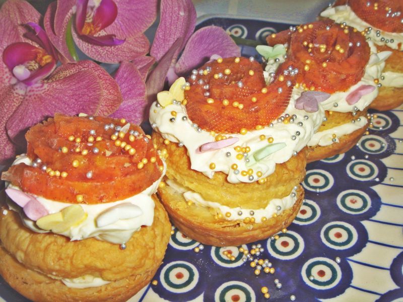 "Ptysie" z kremem i marchewkowym ślimaczkiem