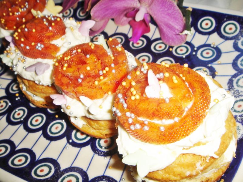 "Ptysie" z kremem i marchewkowym ślimaczkiem